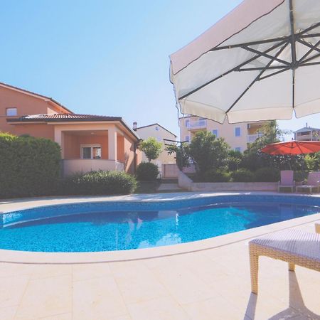 Apartments Meri Ližnjan エクステリア 写真